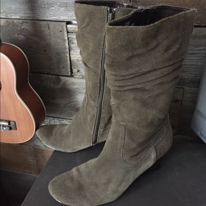 Olive green tall suede leather naturalizer boots 8 wedge heels